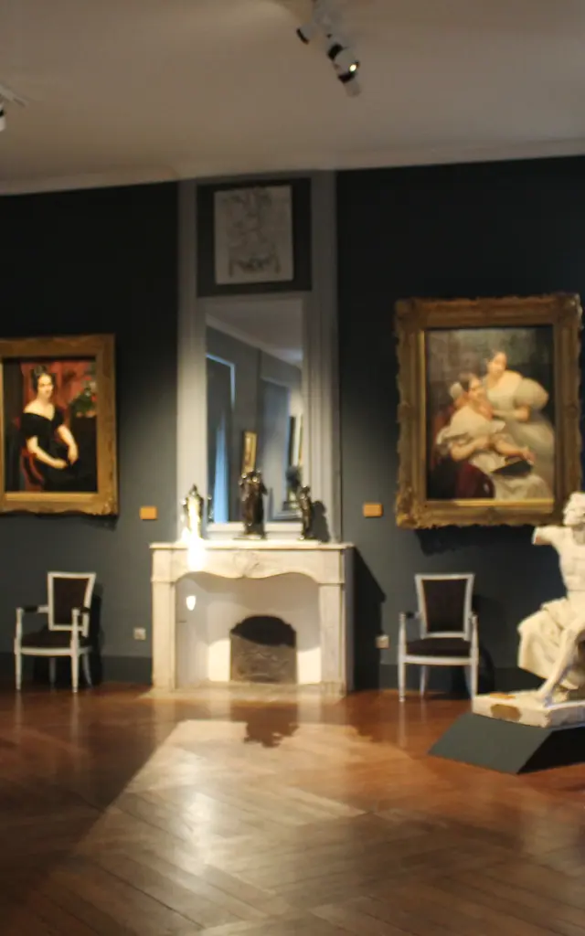 Salle d'exposition avec des peintures et des sculptures classiques au Musée Quesnel Morinière de Coutances