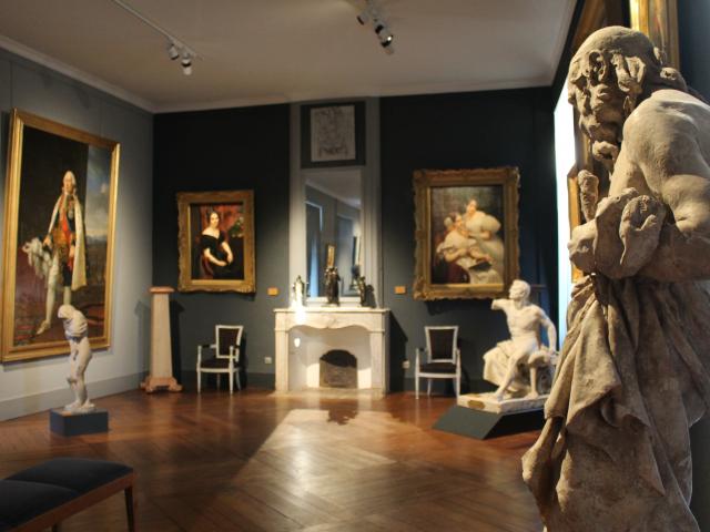 Salle d'exposition avec des peintures et des sculptures classiques au Musée Quesnel Morinière de Coutances
