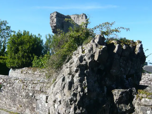 Bloc maçonné du donjon du château de Regneville