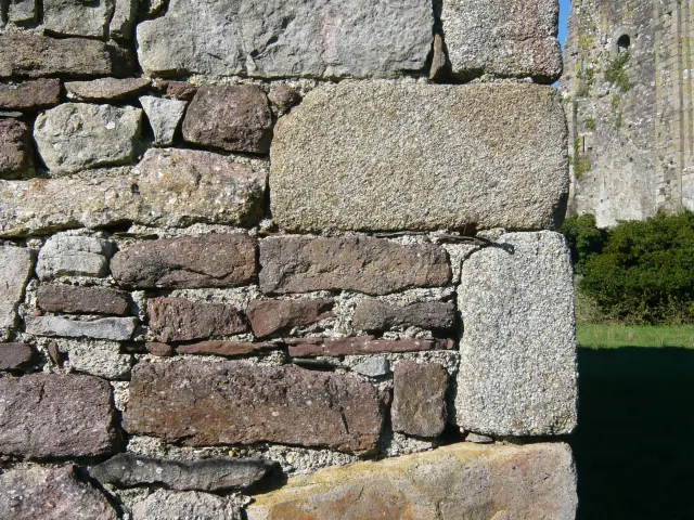 Mur de pierre avec des blocs de différentes tailles et couleurs