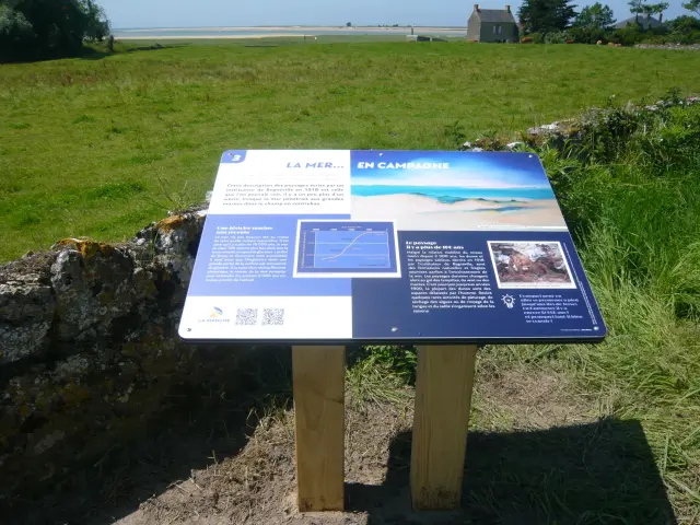 Panneau d'information en plein air avec des textes et des images sur la mer