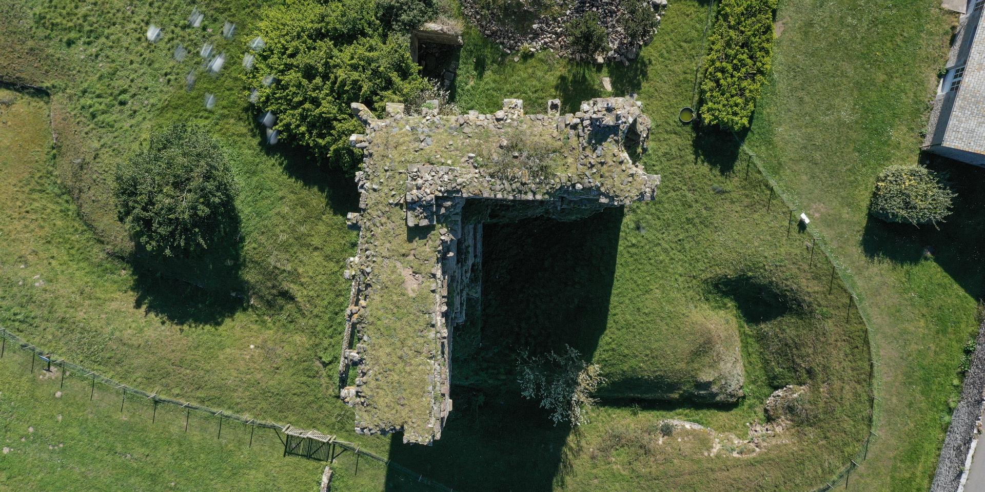 Donjon du château de Regnéville sur Mer vu du dessus