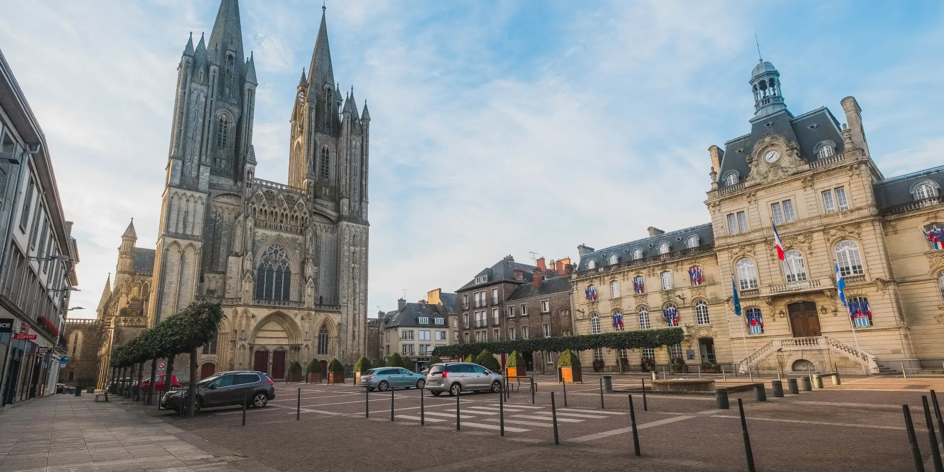 Place du parvis à Coutances