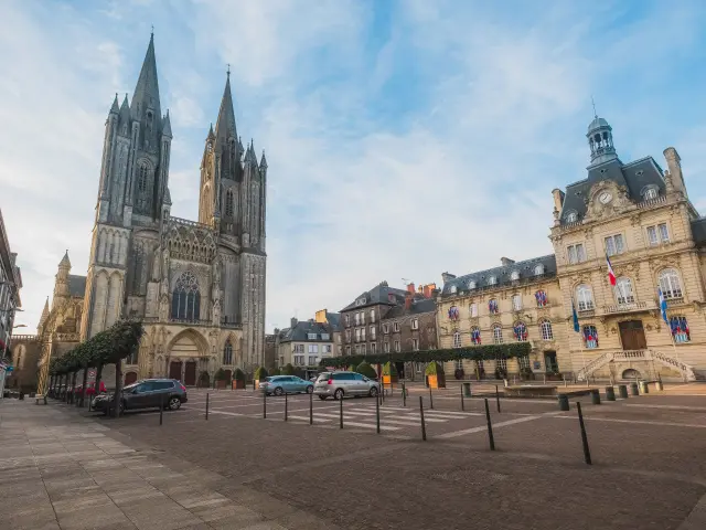 Place du parvis à Coutances