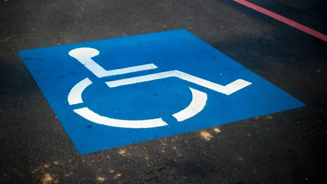 Place de parking réservée aux personnes handicapées