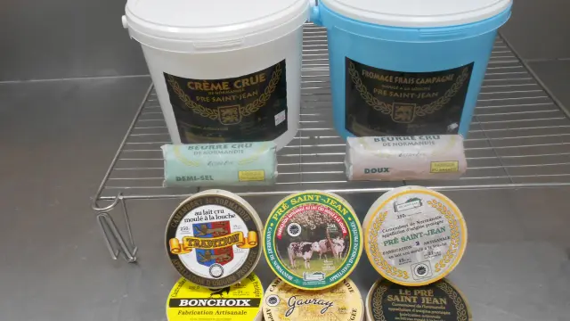 Étal de fromages artisanaux avec des étiquettes en français : Crème Cru, Tomme Frais, Bonchord, Garroute et Saint-Jean