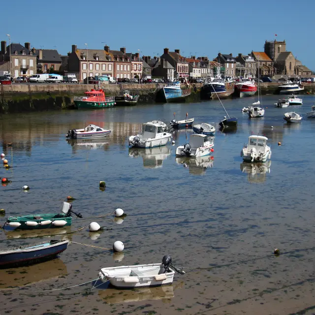 Bateaux de pêche amarrés dans le port de Barfleur