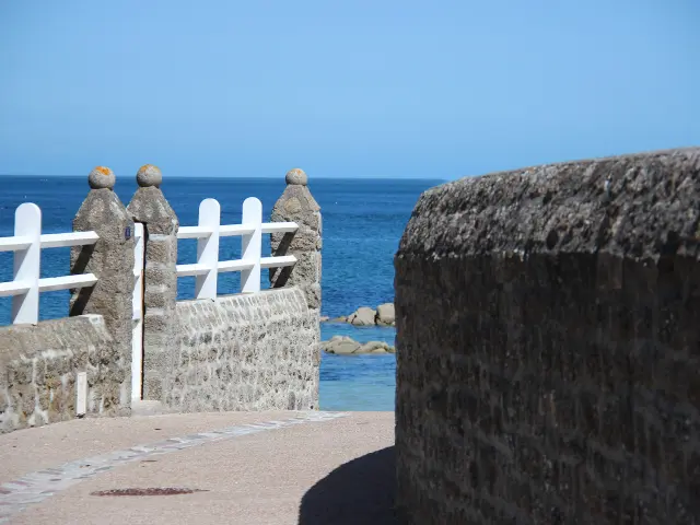 Steinbalustrade mit Meerblick