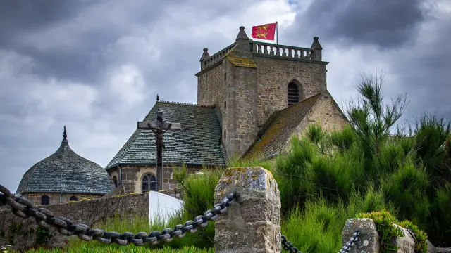Mittelalterliche Festung mit einer roten Flagge auf einem Turm