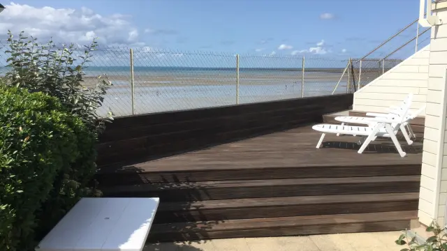 Terrasse en bois avec vue sur la mer et des chaises - Gite les îles à Agon Coutainville
