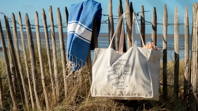 Serviette de plage bleue et blanche et sac de plage - Boutique souvenirs de Coutances Tourisme