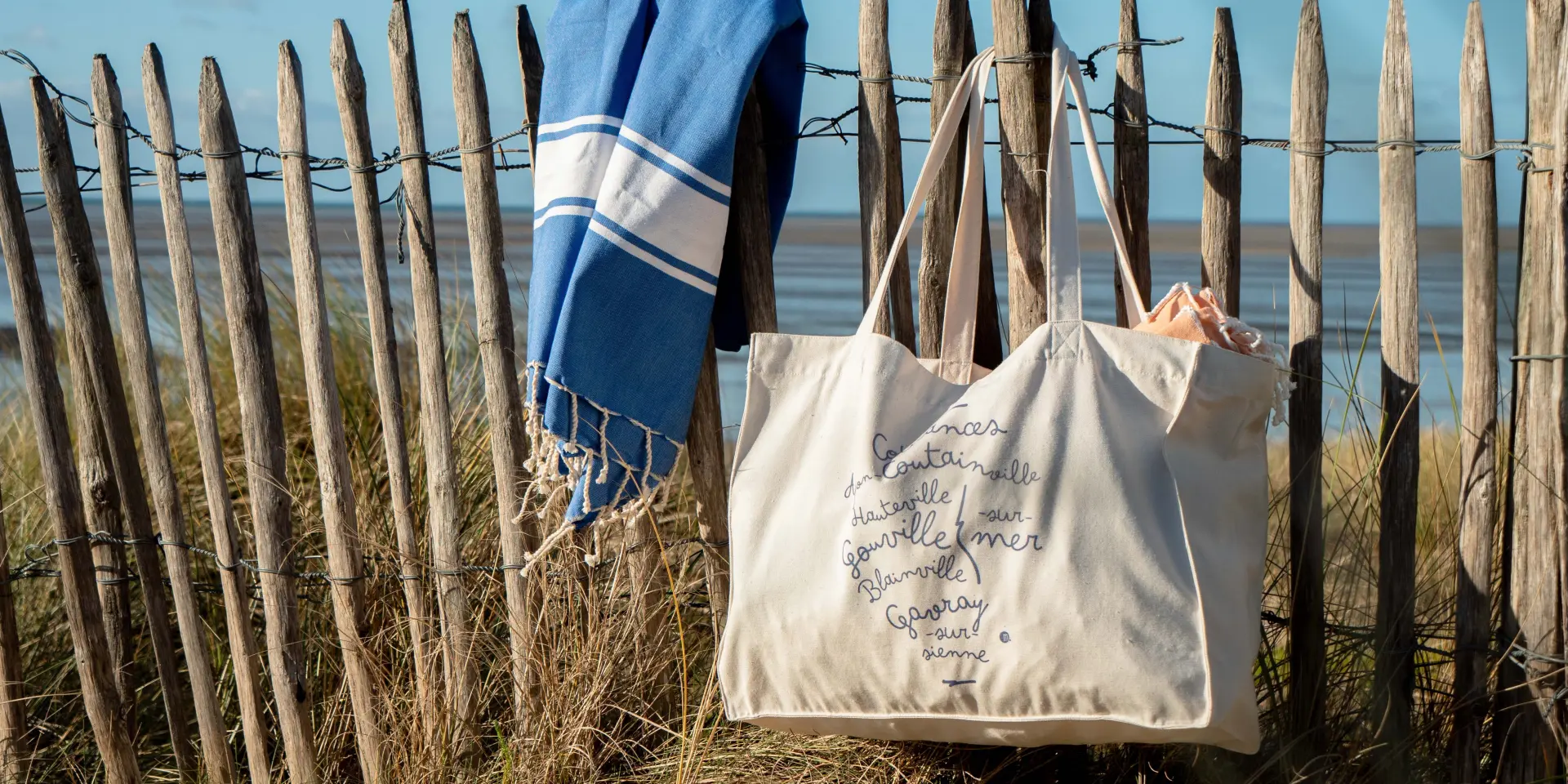 Serviette de plage bleue et blanche et sac de plage - Boutique souvenirs de Coutances Tourisme