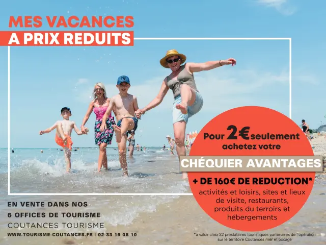 Une famille marche sur la plage avec des réductions de vacances