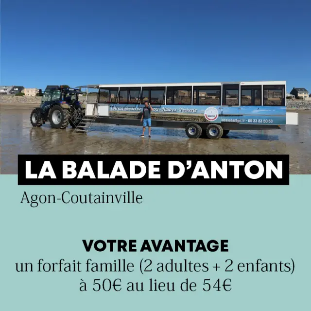 Un tracteur tirant un bus sur une plage avec une personne à côté