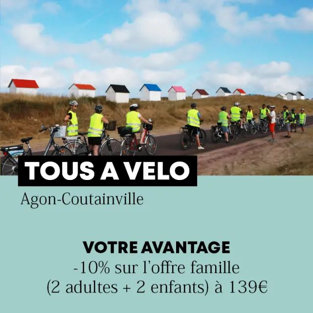 Groupe de personnes en vélo sur une route de campagne