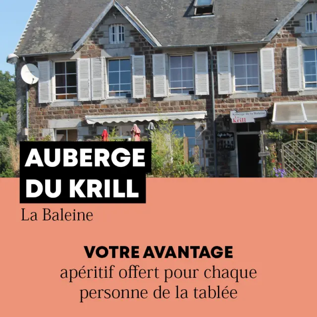Une auberge en pierre avec des volets blancs et une enseigne indiquant Auberge du Krill