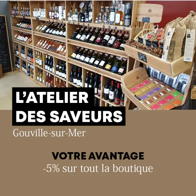 Étagères remplies de bouteilles de vin et de produits alimentaires