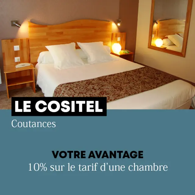 Chambre d'hôtel avec lit double, lampe de chevet et miroir