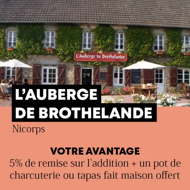 Façade de l'Auberge de Brothelande avec des tables en terrasse