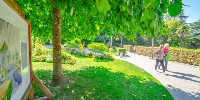 Deux personnes marchant sur un chemin dans le jardin des plantes de Coutances
