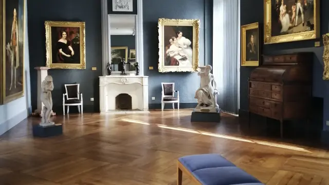 Salle d'exposition avec des peintures et des sculptures au musée Quesnel Morinière de Coutances