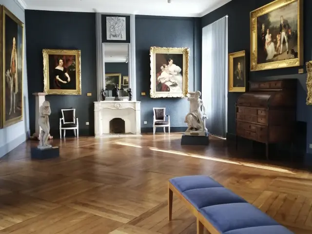 Salle d'exposition avec des peintures et des sculptures au musée Quesnel Morinière de Coutances
