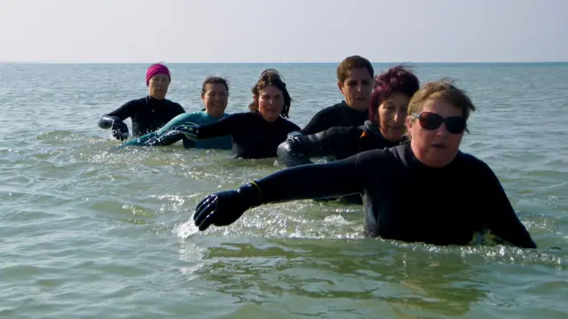 Groupe de personnes faisant du longe côte