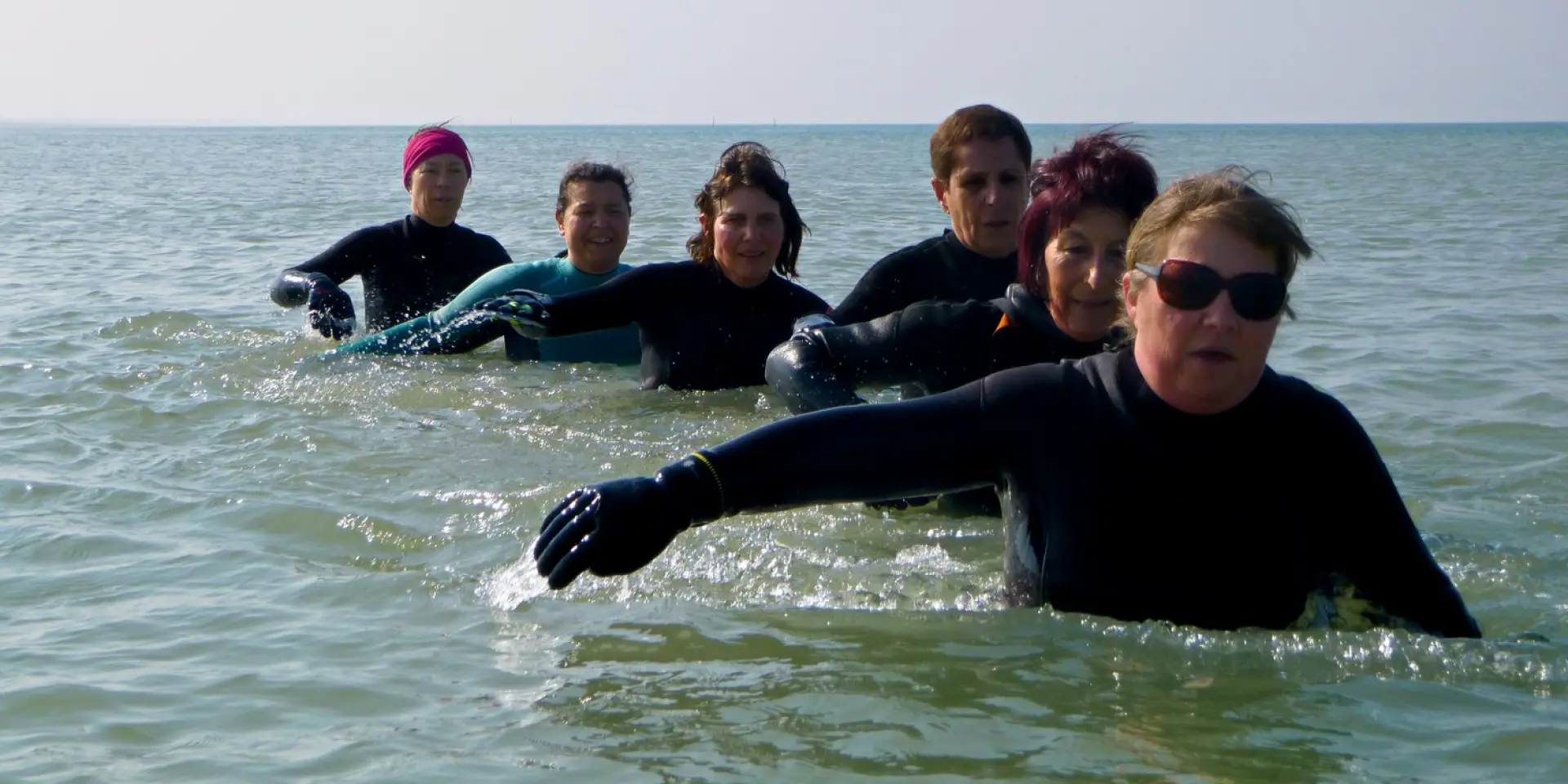 Groupe de personnes faisant du longe côte