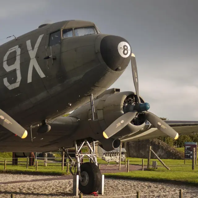 Avion militaire exposé en plein air sur les plages du débarquement