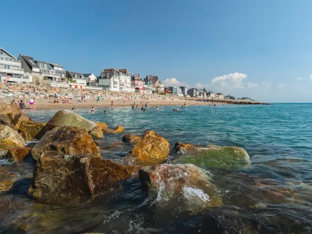 Voiliers amarrés dans un port de pêche au coucher du soleil