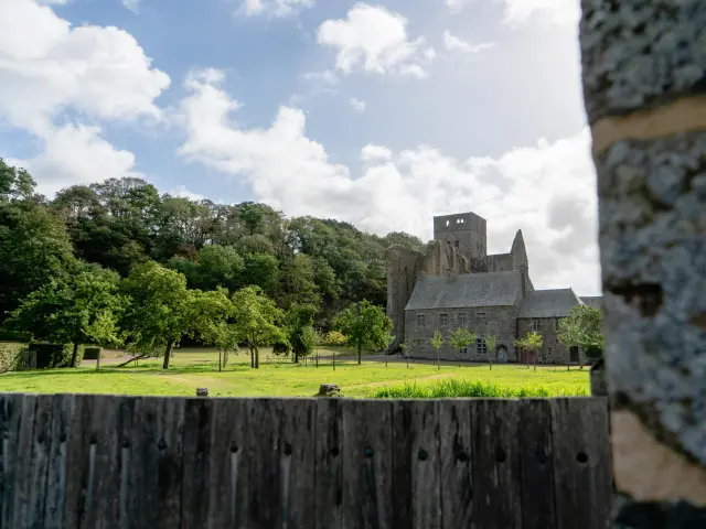 l'abbaye de Hambye entourée d'arbres et de verdure