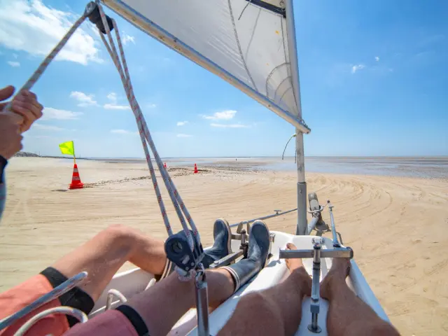 Personne glissant sur un Char à voile sur une plage