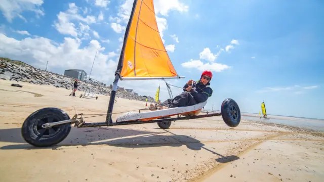 Personne faisant du char à voile sur une plage