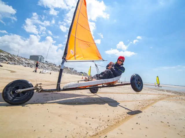 Personne faisant du char à voile sur une plage