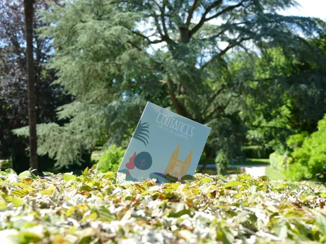 Circuit de ville de Coutances posée sur une haie du jardin des plantes de Coutances