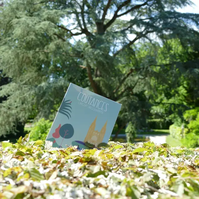Circuit de ville de Coutances posée sur une haie du jardin des plantes de Coutances