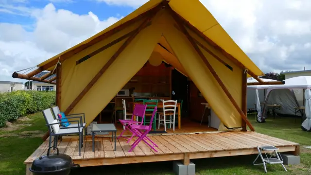 Tente de luxe avec mobilier de jardin et barbecue : lodge aroeven