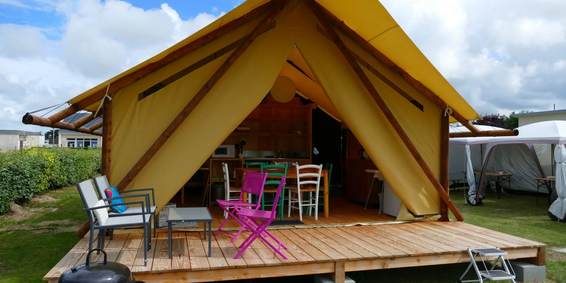 Tente de luxe avec mobilier de jardin et barbecue : lodge aroeven