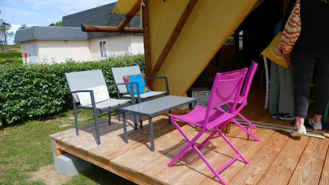 Terrasse en bois avec des chaises et une table à l'extérieur : lodge aroeven