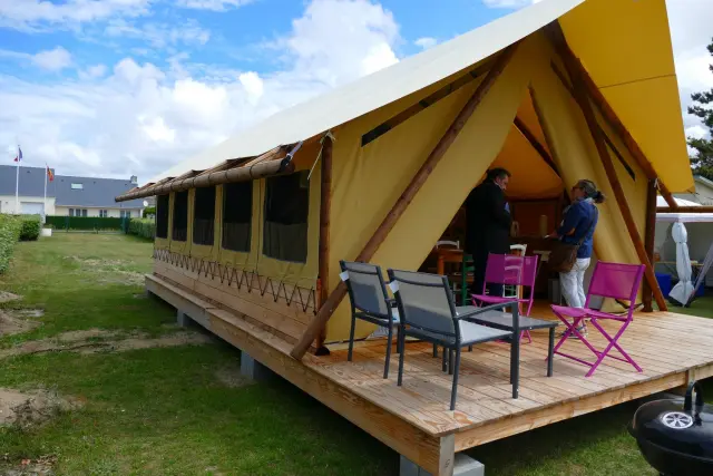 Tente safari avec terrasse en bois et chaises : lodge aroeven