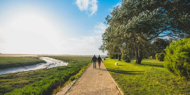 Digue promenade regneville sur mer