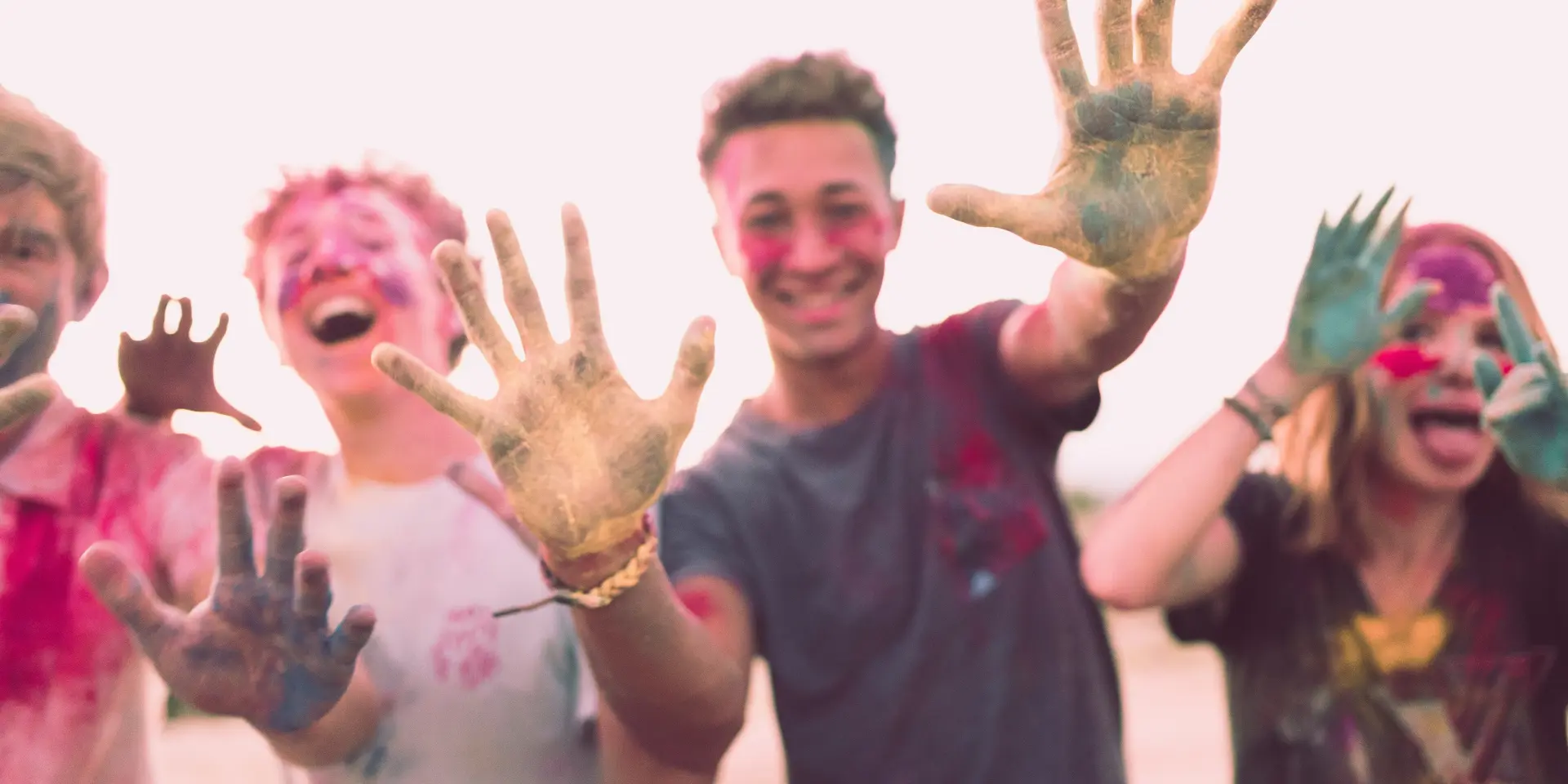 Groupe de personnes couvertes de poudre colorée