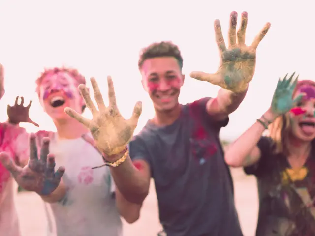 Groupe de personnes couvertes de poudre colorée