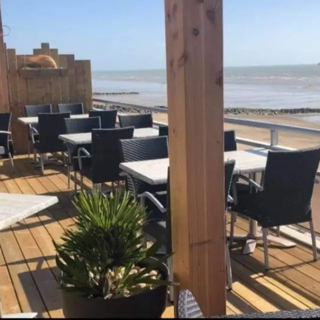 Terrasse en bord de mer avec tables et chaises : restaurant l'écume