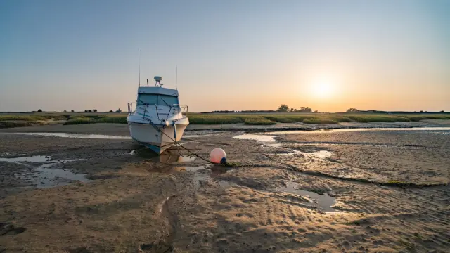 Bâteau à marée basse à la pointe d'Agon