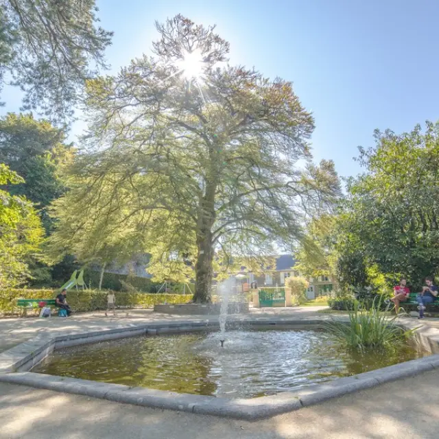 Promenade en bord de lac ou de rivière bordée d'arbres et de terrasses