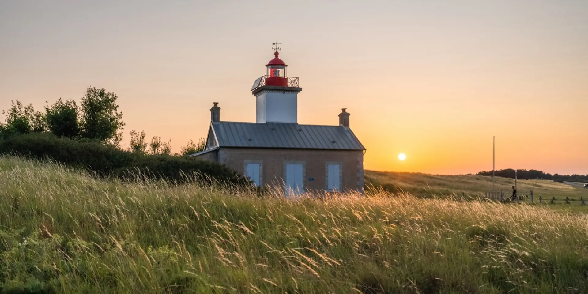 Phare de la pointe d'Agon au soleil couchant