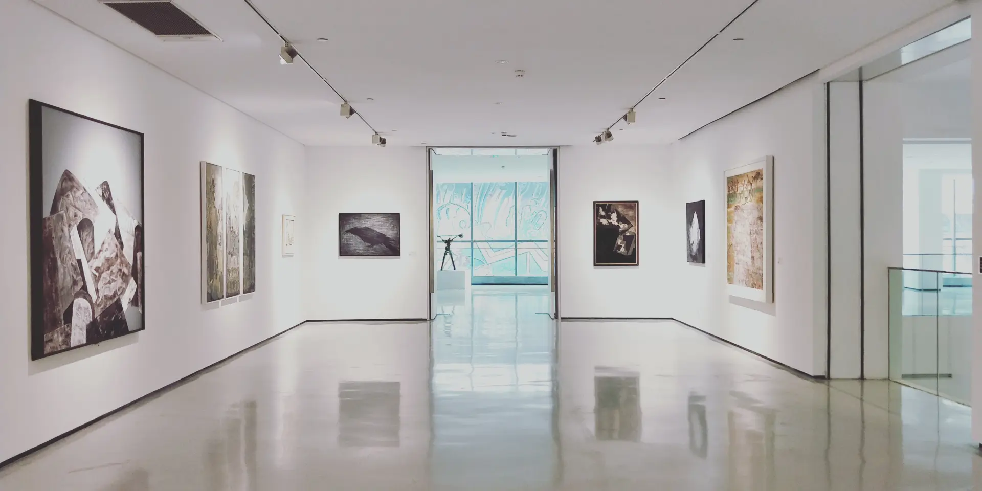 Vue d’un couloir intérieur avec des vitrines de magasins et des enseignes lumineuses