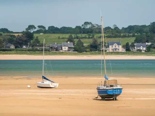 Deux bateaux échoués dans le Havre de Regnéville