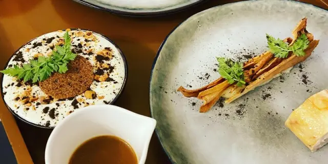 Assiette de nourriture gastronomique avec des ingrédients artistiquement disposés au Mascaret de Blainville sur Mer